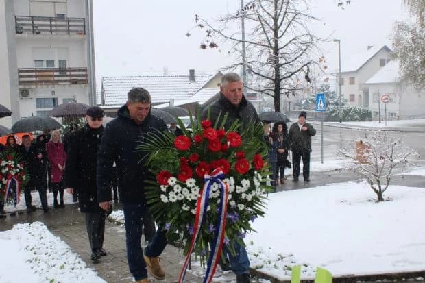 DAN GRADA PLETERNICE: Položeni vijenci i zapaljeni lampioni ispred spomen-obilježja hrvatskim braniteljima [FOTO]