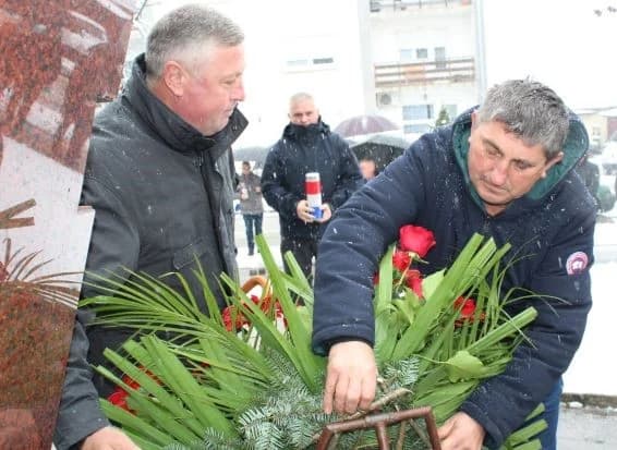 DAN GRADA PLETERNICE: Položeni vijenci i zapaljeni lampioni ispred spomen-obilježja hrvatskim braniteljima [FOTO]