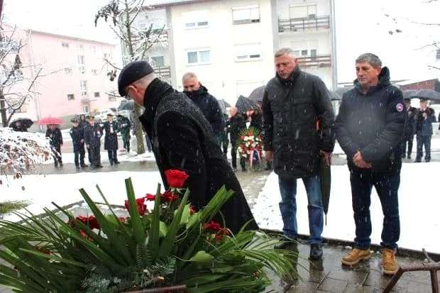 DAN GRADA PLETERNICE: Položeni vijenci i zapaljeni lampioni ispred spomen-obilježja hrvatskim braniteljima [FOTO]
