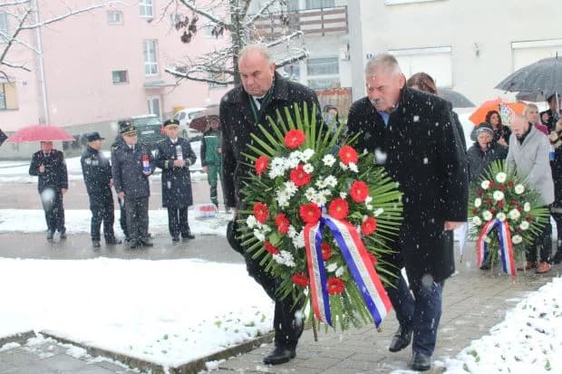 DAN GRADA PLETERNICE: Položeni vijenci i zapaljeni lampioni ispred spomen-obilježja hrvatskim braniteljima [FOTO]