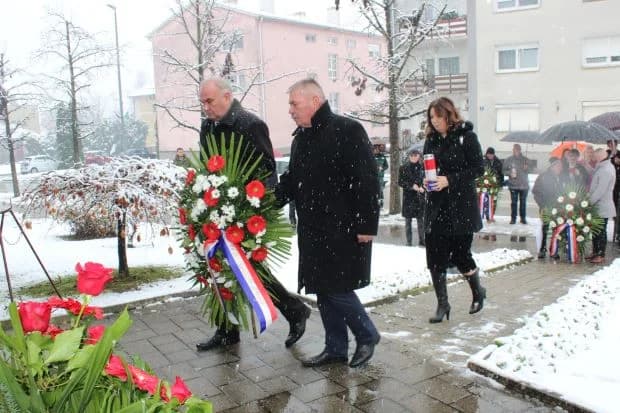 DAN GRADA PLETERNICE: Položeni vijenci i zapaljeni lampioni ispred spomen-obilježja hrvatskim braniteljima [FOTO]
