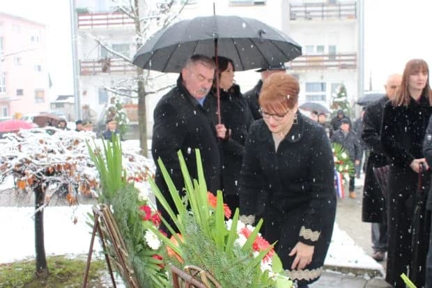 DAN GRADA PLETERNICE: Položeni vijenci i zapaljeni lampioni ispred spomen-obilježja hrvatskim braniteljima [FOTO]