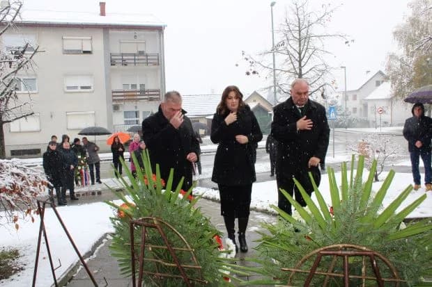 DAN GRADA PLETERNICE: Položeni vijenci i zapaljeni lampioni ispred spomen-obilježja hrvatskim braniteljima [FOTO]