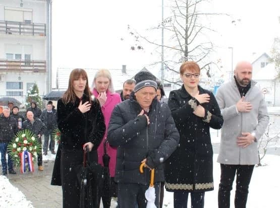 DAN GRADA PLETERNICE: Položeni vijenci i zapaljeni lampioni ispred spomen-obilježja hrvatskim braniteljima [FOTO]