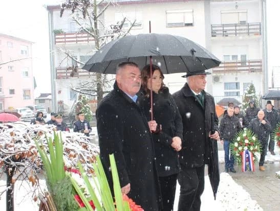 DAN GRADA PLETERNICE: Položeni vijenci i zapaljeni lampioni ispred spomen-obilježja hrvatskim braniteljima [FOTO]