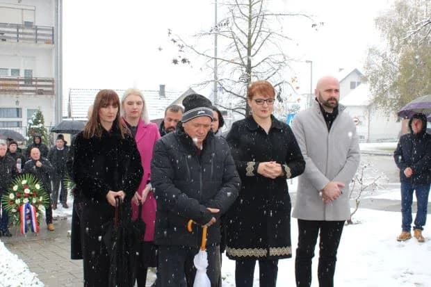 DAN GRADA PLETERNICE: Položeni vijenci i zapaljeni lampioni ispred spomen-obilježja hrvatskim braniteljima [FOTO]