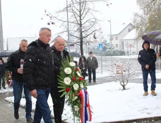 DAN GRADA PLETERNICE: Položeni vijenci i zapaljeni lampioni ispred spomen-obilježja hrvatskim braniteljima [FOTO]