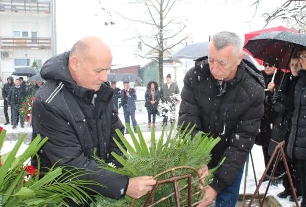 DAN GRADA PLETERNICE: Položeni vijenci i zapaljeni lampioni ispred spomen-obilježja hrvatskim braniteljima [FOTO]