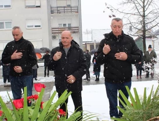 DAN GRADA PLETERNICE: Položeni vijenci i zapaljeni lampioni ispred spomen-obilježja hrvatskim braniteljima [FOTO]