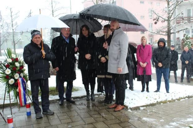 DAN GRADA PLETERNICE: Položeni vijenci i zapaljeni lampioni ispred spomen-obilježja hrvatskim braniteljima [FOTO]