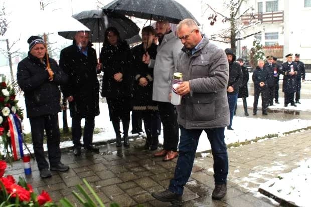 DAN GRADA PLETERNICE: Položeni vijenci i zapaljeni lampioni ispred spomen-obilježja hrvatskim braniteljima [FOTO]