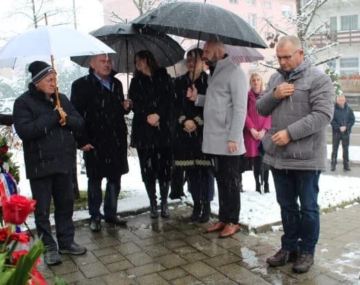 DAN GRADA PLETERNICE: Položeni vijenci i zapaljeni lampioni ispred spomen-obilježja hrvatskim braniteljima [FOTO]