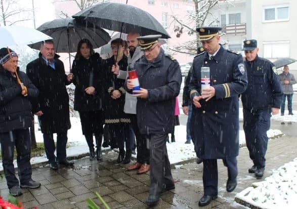 DAN GRADA PLETERNICE: Položeni vijenci i zapaljeni lampioni ispred spomen-obilježja hrvatskim braniteljima [FOTO]