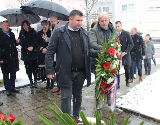 DAN GRADA PLETERNICE: Položeni vijenci i zapaljeni lampioni ispred spomen-obilježja hrvatskim braniteljima [FOTO]