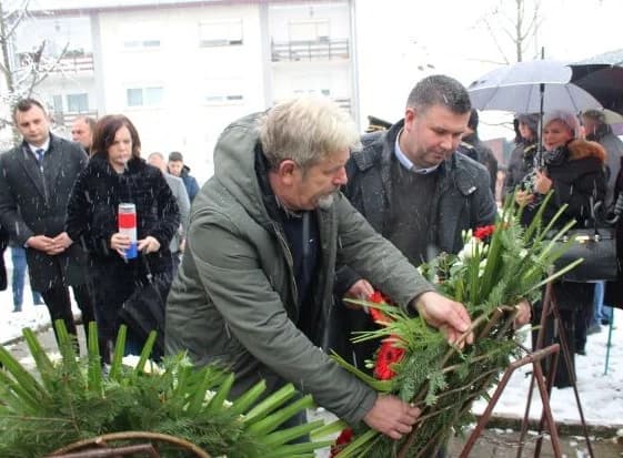 DAN GRADA PLETERNICE: Položeni vijenci i zapaljeni lampioni ispred spomen-obilježja hrvatskim braniteljima [FOTO]
