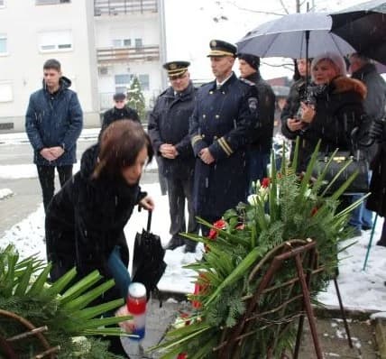 DAN GRADA PLETERNICE: Položeni vijenci i zapaljeni lampioni ispred spomen-obilježja hrvatskim braniteljima [FOTO]