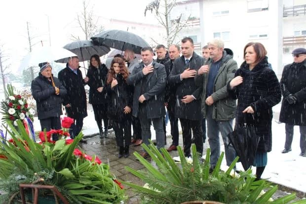 DAN GRADA PLETERNICE: Položeni vijenci i zapaljeni lampioni ispred spomen-obilježja hrvatskim braniteljima [FOTO]