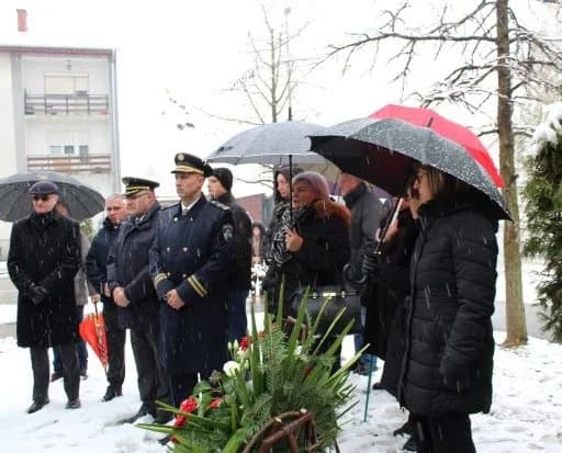 DAN GRADA PLETERNICE: Položeni vijenci i zapaljeni lampioni ispred spomen-obilježja hrvatskim braniteljima [FOTO]