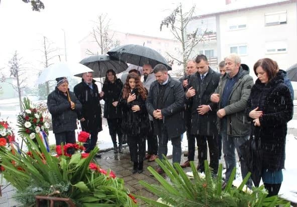 DAN GRADA PLETERNICE: Položeni vijenci i zapaljeni lampioni ispred spomen-obilježja hrvatskim braniteljima [FOTO]