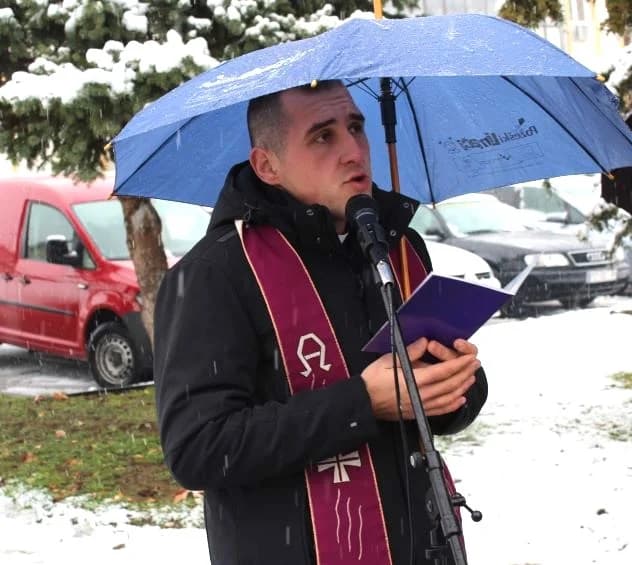 DAN GRADA PLETERNICE: Položeni vijenci i zapaljeni lampioni ispred spomen-obilježja hrvatskim braniteljima [FOTO]