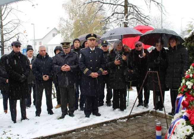 DAN GRADA PLETERNICE: Položeni vijenci i zapaljeni lampioni ispred spomen-obilježja hrvatskim braniteljima [FOTO]