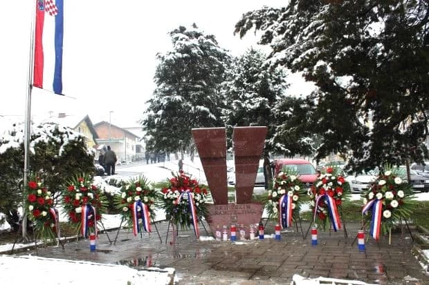 DAN GRADA PLETERNICE: Položeni vijenci i zapaljeni lampioni ispred spomen-obilježja hrvatskim braniteljima [FOTO]