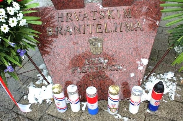 DAN GRADA PLETERNICE: Položeni vijenci i zapaljeni lampioni ispred spomen-obilježja hrvatskim braniteljima [FOTO]