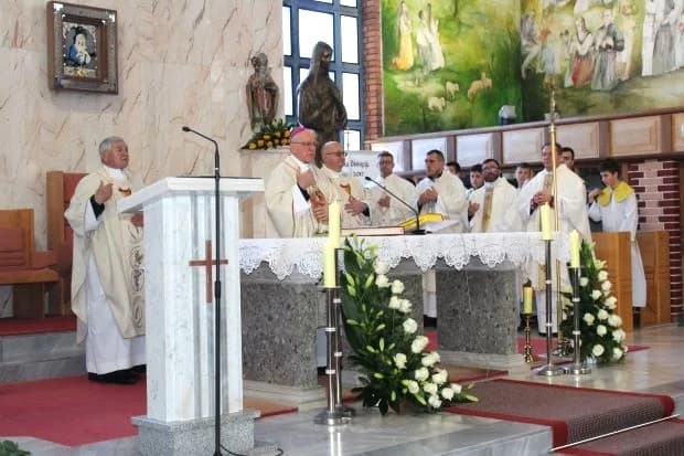 DAN GRADA PLETERNICE: Položeni vijenci i zapaljeni lampioni ispred spomen-obilježja hrvatskim braniteljima [FOTO]