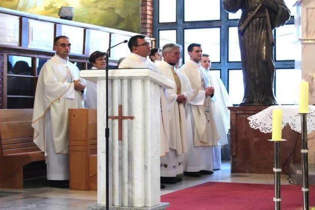 DAN GRADA PLETERNICE: Položeni vijenci i zapaljeni lampioni ispred spomen-obilježja hrvatskim braniteljima [FOTO]