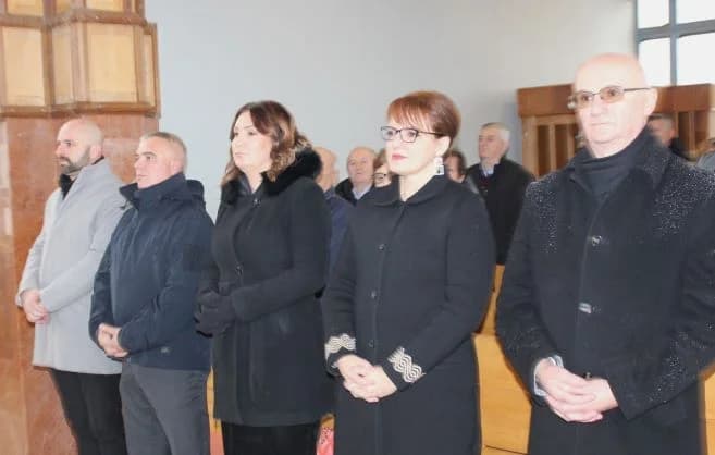 DAN GRADA PLETERNICE: Položeni vijenci i zapaljeni lampioni ispred spomen-obilježja hrvatskim braniteljima [FOTO]
