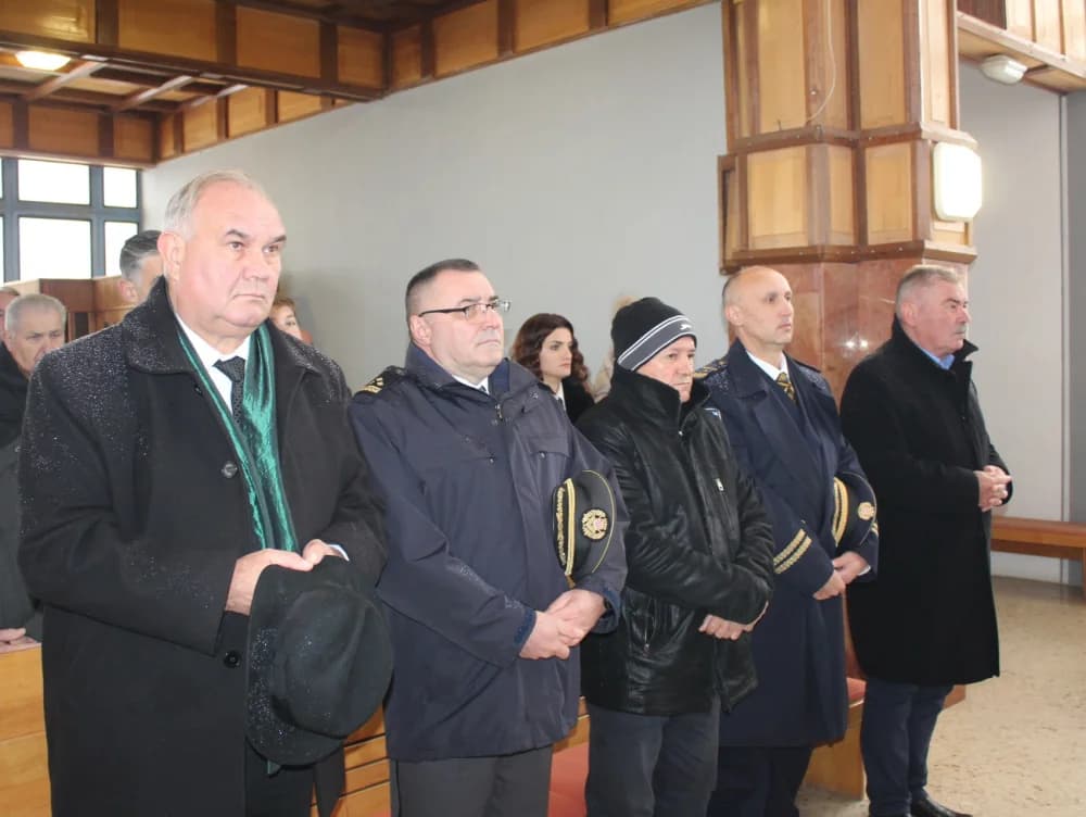 DAN GRADA PLETERNICE: Položeni vijenci i zapaljeni lampioni ispred spomen-obilježja hrvatskim braniteljima [FOTO]