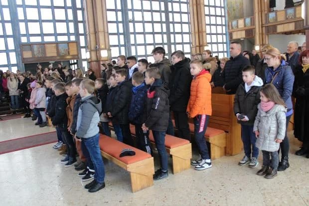 DAN GRADA PLETERNICE: Položeni vijenci i zapaljeni lampioni ispred spomen-obilježja hrvatskim braniteljima [FOTO]