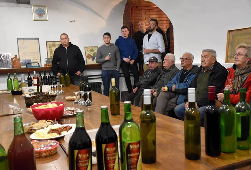 ADVENTSKO KUŠANJE VINA ČLANOVA POŽEŠKE UDRUGE VINARA U ZNAKU OBLJETNICA Požežani su graševinu pili prije 160 godina