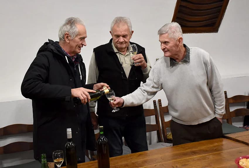 ADVENTSKO KUŠANJE VINA ČLANOVA POŽEŠKE UDRUGE VINARA U ZNAKU OBLJETNICA Požežani su graševinu pili prije 160 godina