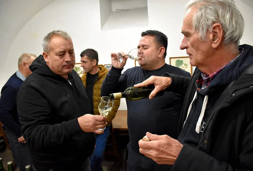 ADVENTSKO KUŠANJE VINA ČLANOVA POŽEŠKE UDRUGE VINARA U ZNAKU OBLJETNICA Požežani su graševinu pili prije 160 godina