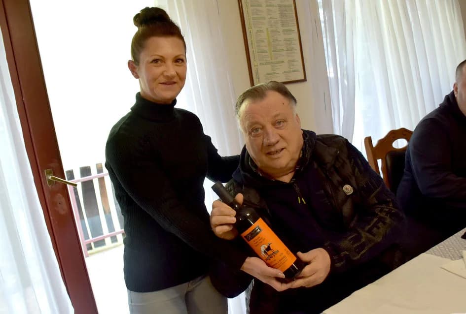HALID BEŠLIĆ U KUTJEVU NAKON KONCERTA U VELIKOJ: Kutjevački Kitokret za okrepu pjevačke legende