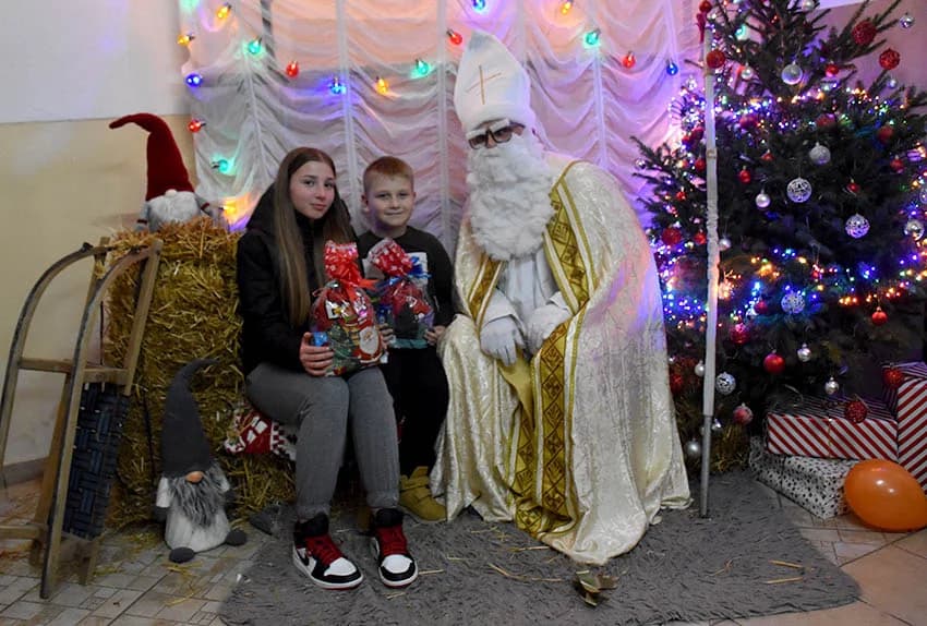 SV. NIKOLA RAZVESELIO NAJMLAĐE STANOVNIKE DRŠKOVACA Podijeljeno pedesetak slatkih paketića