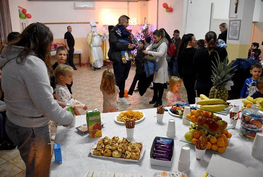 SV. NIKOLA RAZVESELIO NAJMLAĐE STANOVNIKE DRŠKOVACA Podijeljeno pedesetak slatkih paketića