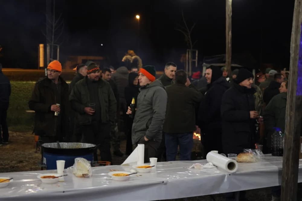 Veselo druženje u Bećarskom šoru uz tamburašku glazbu, lovačke specijalitete i kuhano vino