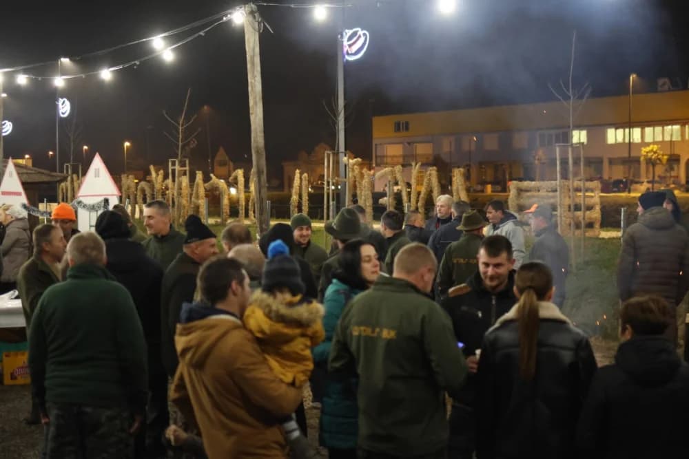Veselo druženje u Bećarskom šoru uz tamburašku glazbu, lovačke specijalitete i kuhano vino