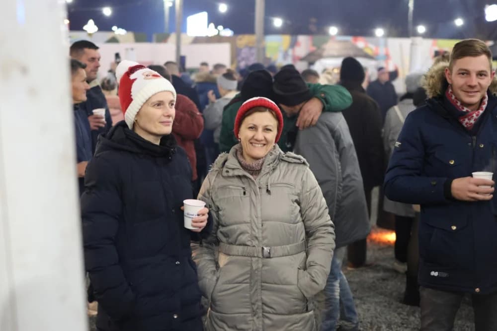Veselo druženje u Bećarskom šoru uz tamburašku glazbu, lovačke specijalitete i kuhano vino