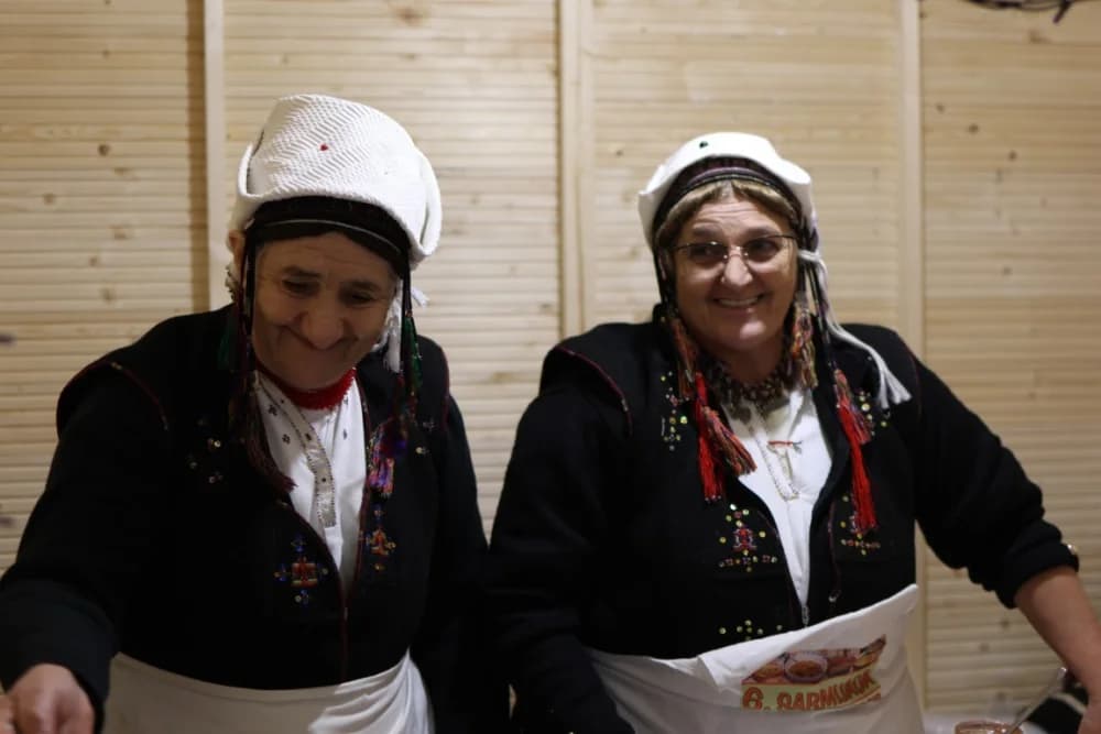 Veselo druženje u Bećarskom šoru uz tamburašku glazbu, lovačke specijalitete i kuhano vino