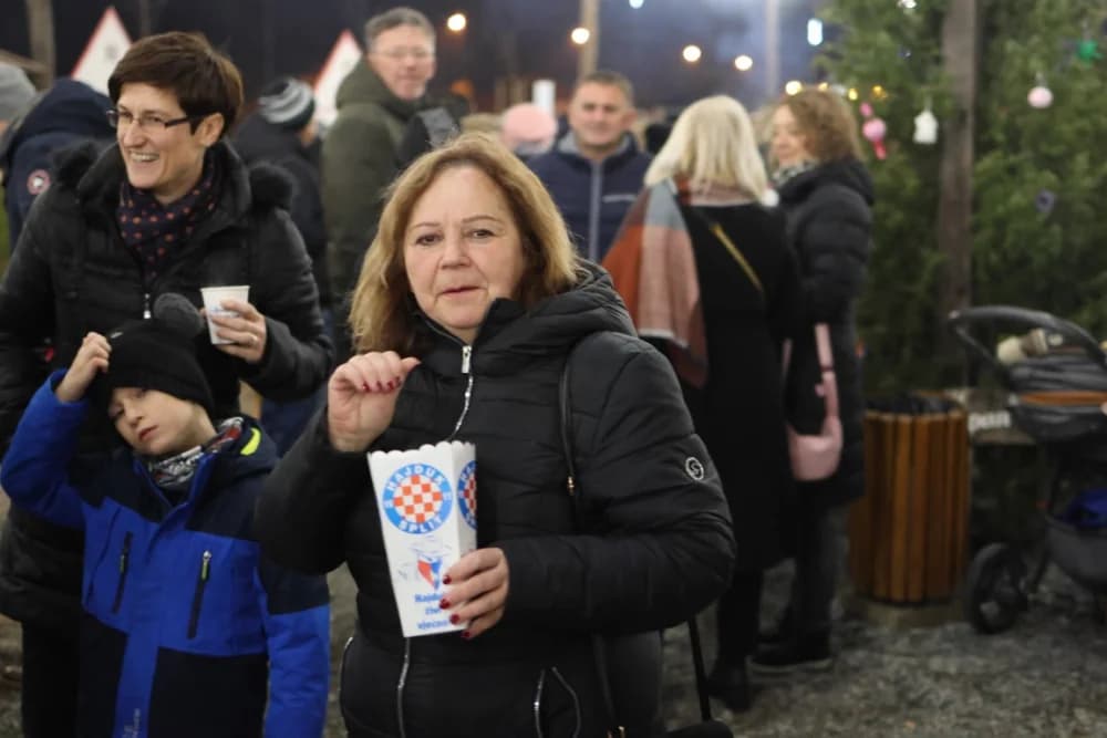 Veselo druženje u Bećarskom šoru uz tamburašku glazbu, lovačke specijalitete i kuhano vino