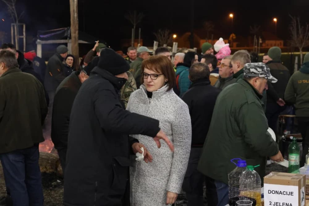 Veselo druženje u Bećarskom šoru uz tamburašku glazbu, lovačke specijalitete i kuhano vino