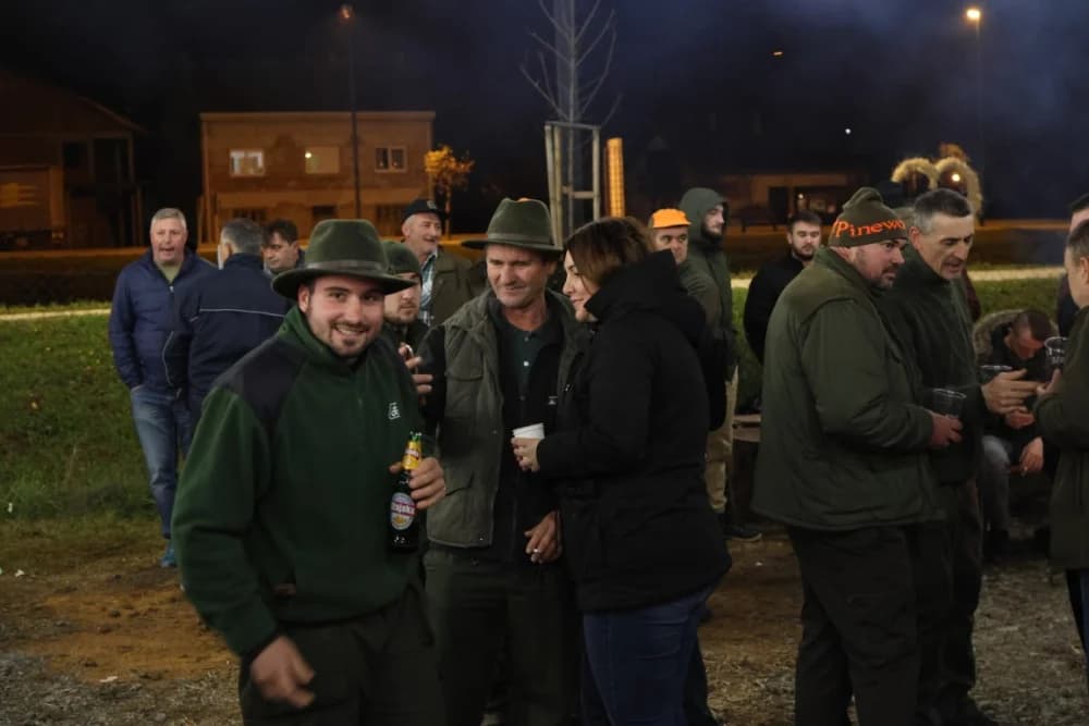 Veselo druženje u Bećarskom šoru uz tamburašku glazbu, lovačke specijalitete i kuhano vino