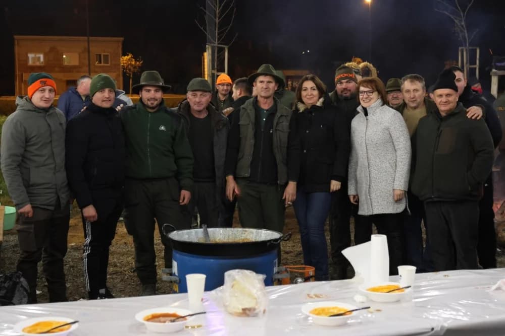 Veselo druženje u Bećarskom šoru uz tamburašku glazbu, lovačke specijalitete i kuhano vino