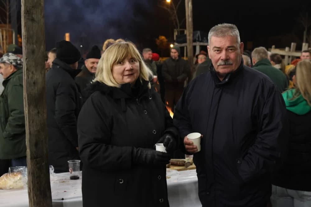Veselo druženje u Bećarskom šoru uz tamburašku glazbu, lovačke specijalitete i kuhano vino
