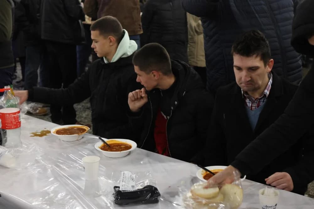 Veselo druženje u Bećarskom šoru uz tamburašku glazbu, lovačke specijalitete i kuhano vino