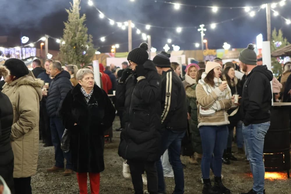 Veselo druženje u Bećarskom šoru uz tamburašku glazbu, lovačke specijalitete i kuhano vino