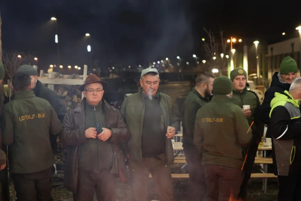 Veselo druženje u Bećarskom šoru uz tamburašku glazbu, lovačke specijalitete i kuhano vino